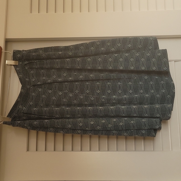 LuLaRoe Dresses & Skirts - Lularoe Madison Skirt with Pockets M